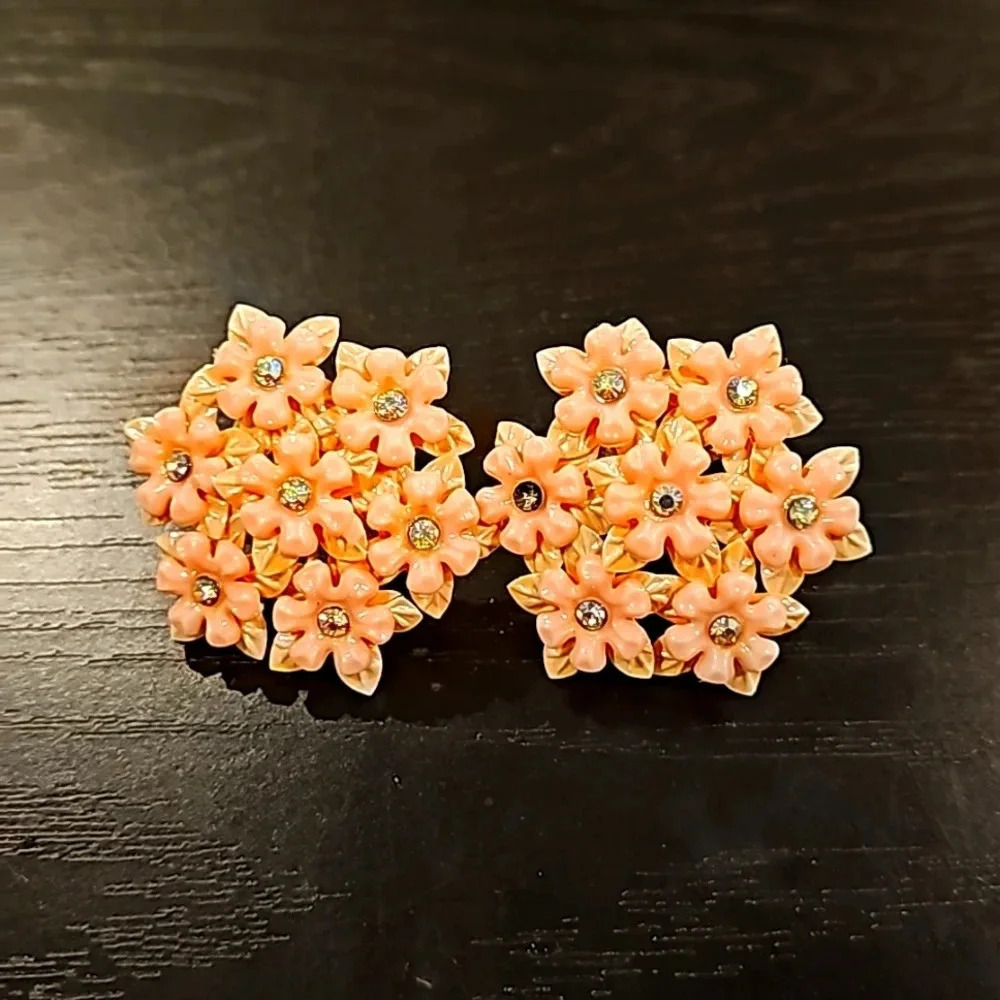 Vintage Pink Plastic Flower Rhinestone Center Clip On Earrings
